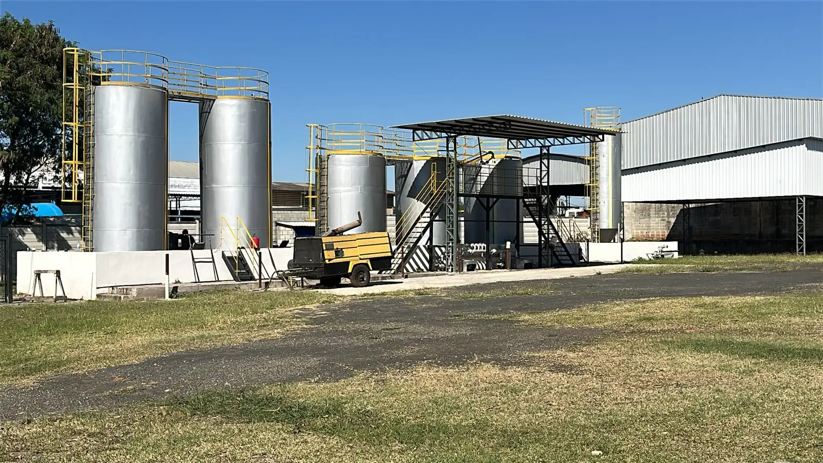 Estrutura de tanques e passarelas metálicas da fábrica