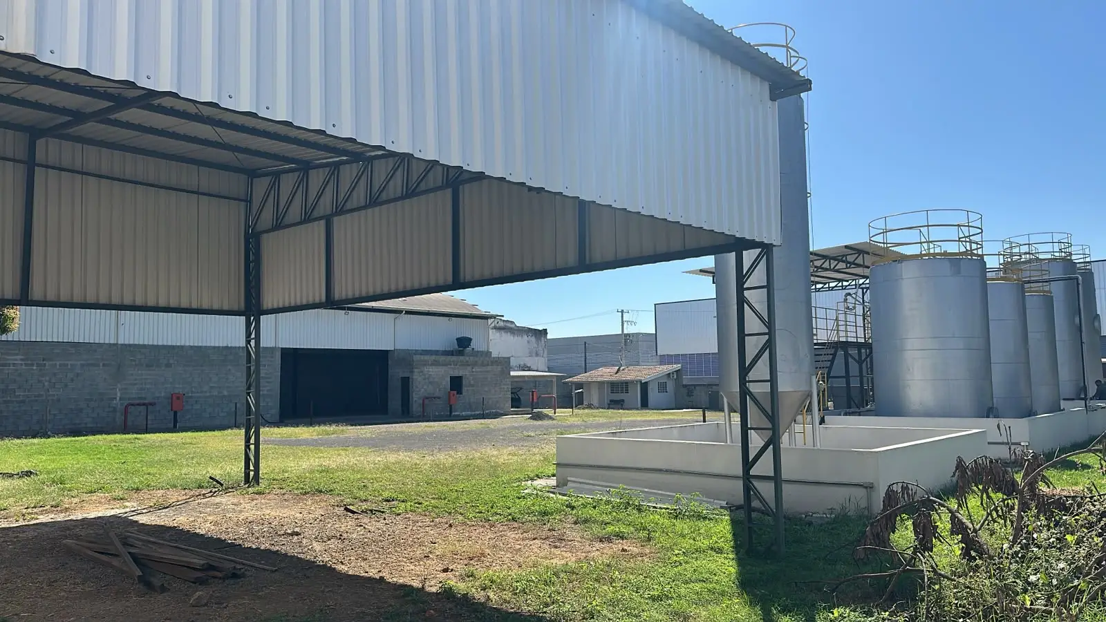 Galpão coberto e silo de carregamento da unidade industrial
