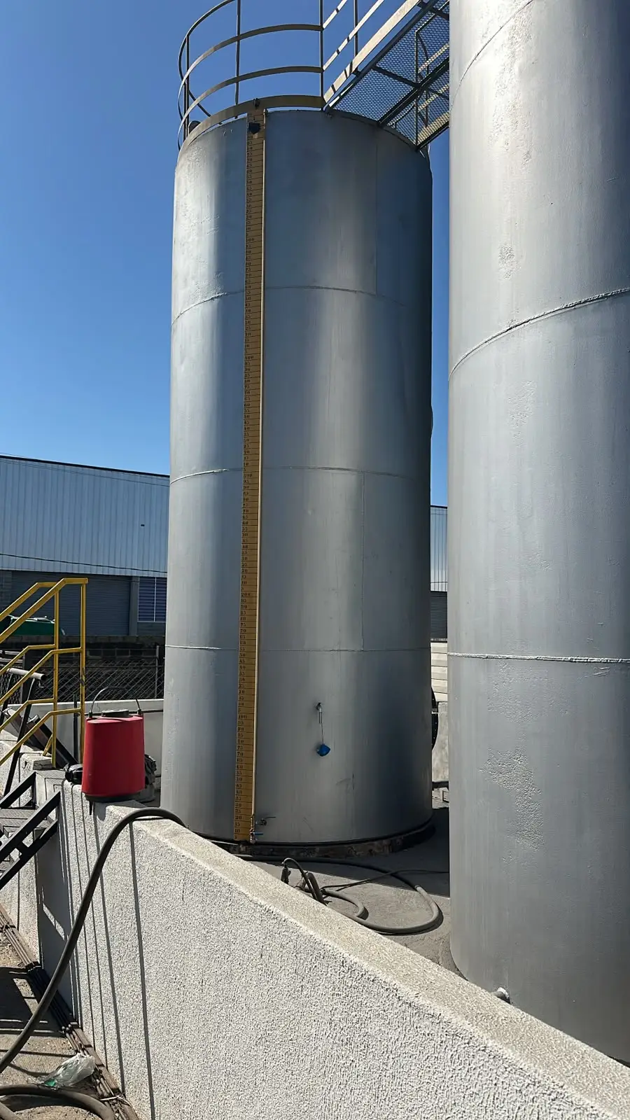 Tanques verticais de armazenamento com escada de acesso